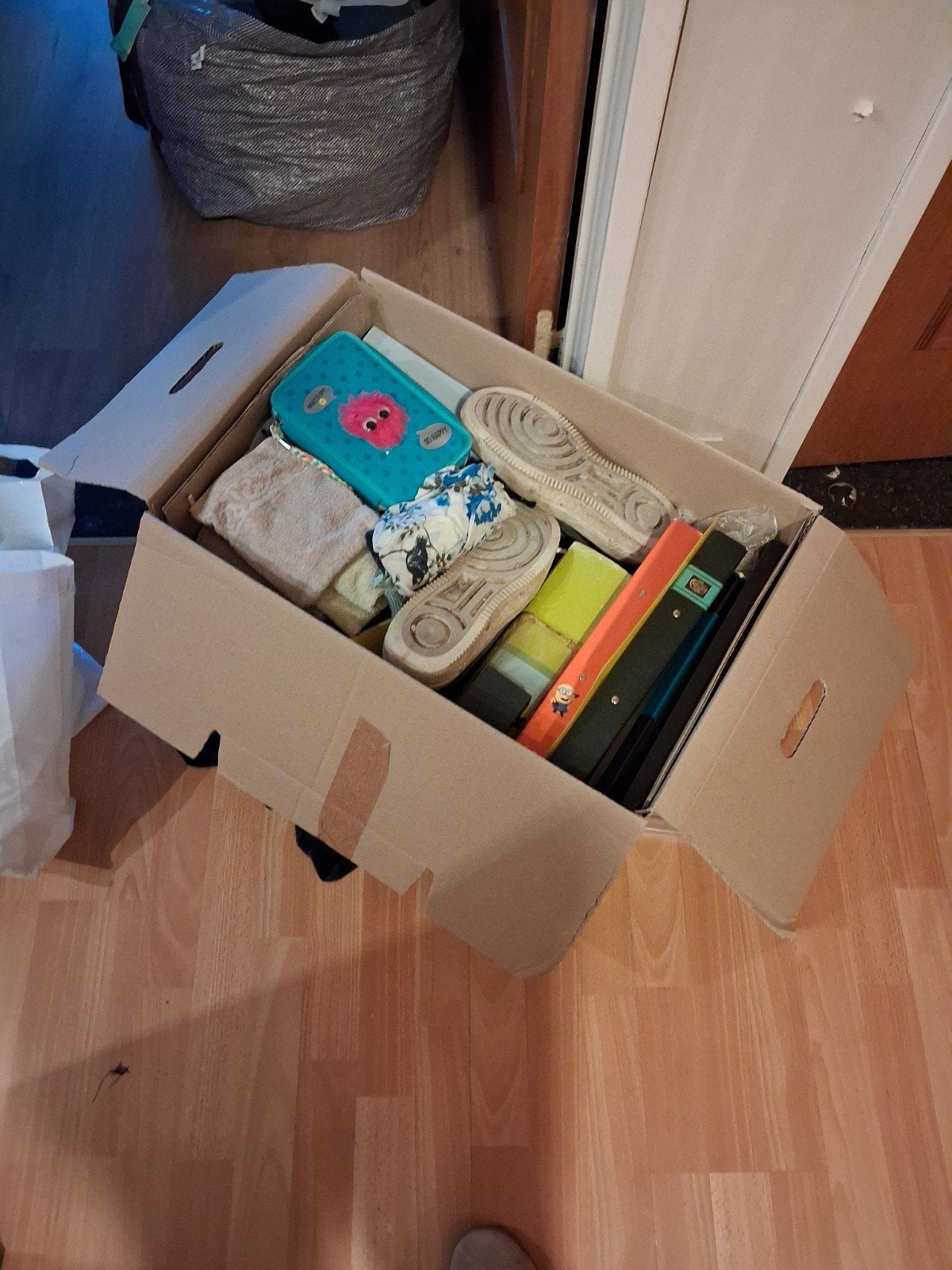 gehele doos met diverse items zoals schoenen, waterkoker,.., Ophalen, Gebruikt