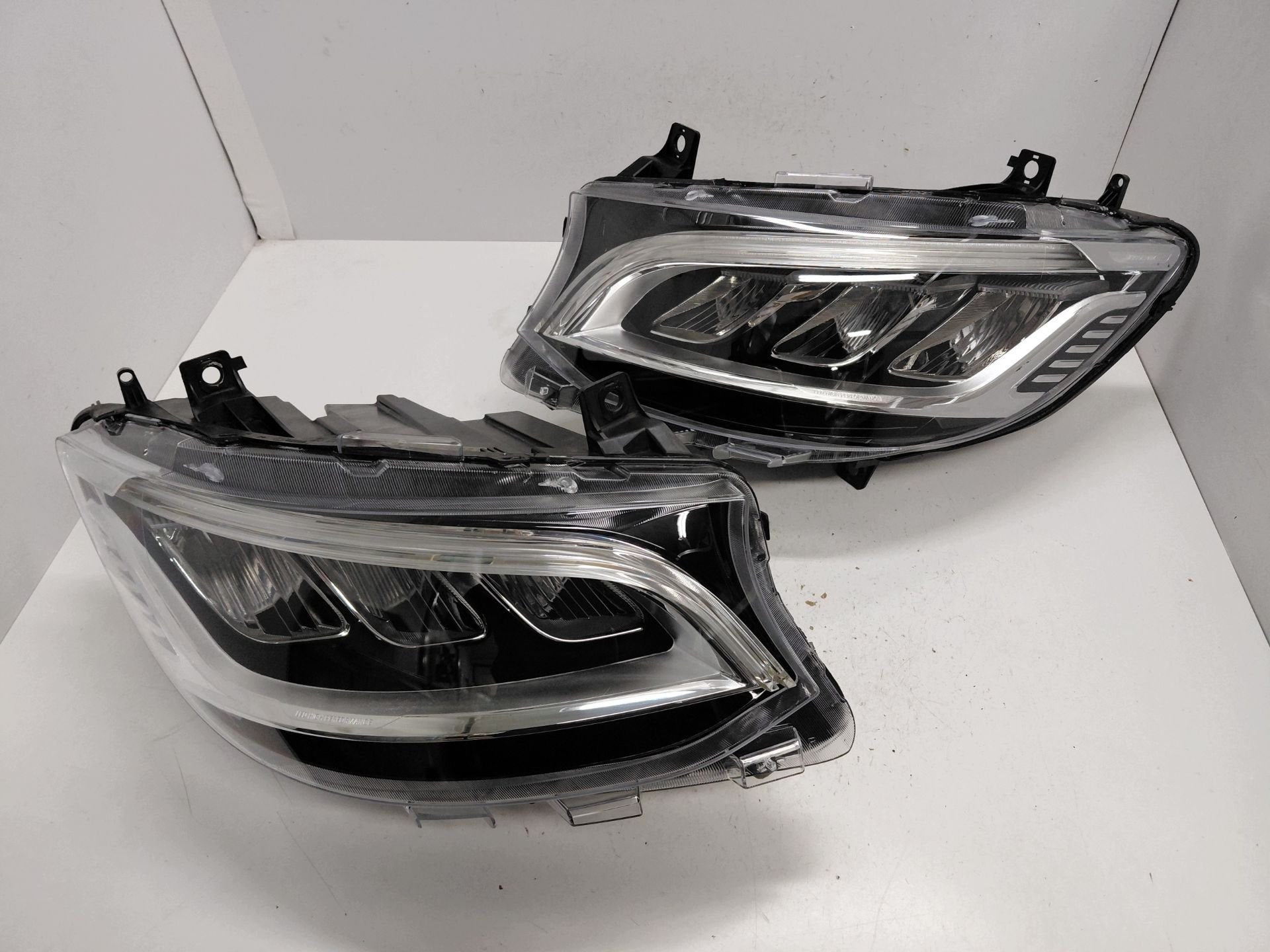 Mercedes Sprinter W907 Koplamp Links A9109065700, Gebruikt, Mercedes-Benz AG, Mercedes-Benz, Mercedesstrasse 120
70372  Stuttgart, DE