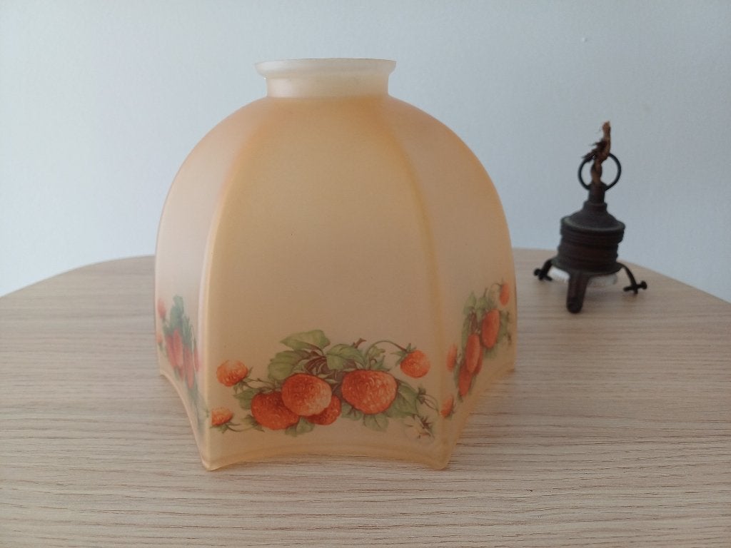 Antieke lampenkap in opalineglas met aardbeimotief, Ophalen