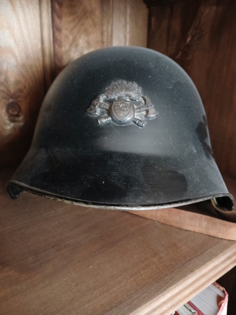 Casque de pompier suisse, Collections, Objets militaires | Général, Enlèvement