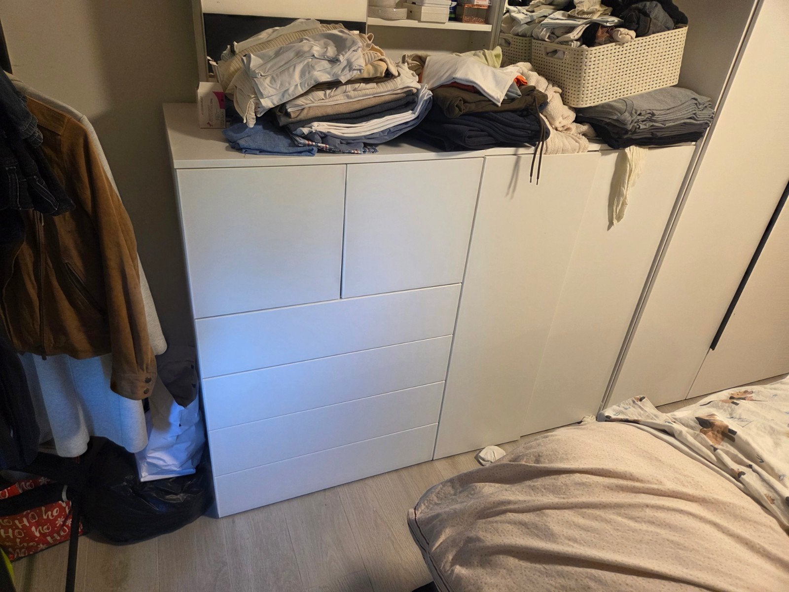 Lage witte opbergkast met deuren en schuiven, Huis en Inrichting, Ophalen, Met deur(en)