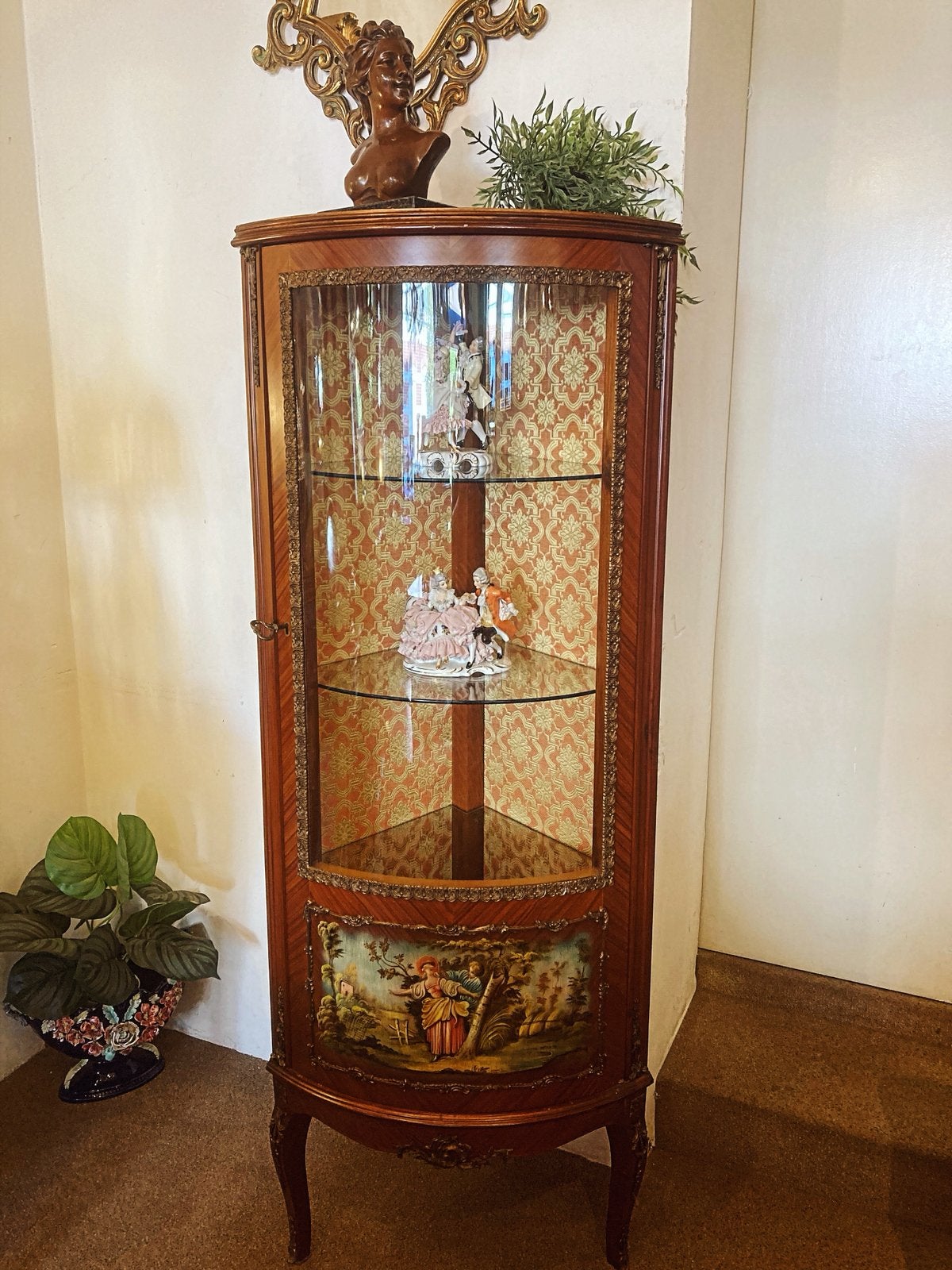 Antieke hoekvitrine met vernismatin paneel, Ophalen