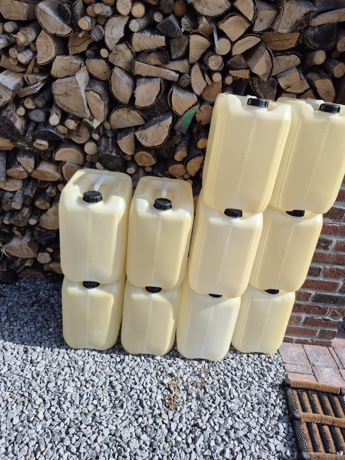 10 bidons 30 litres, Enlèvement