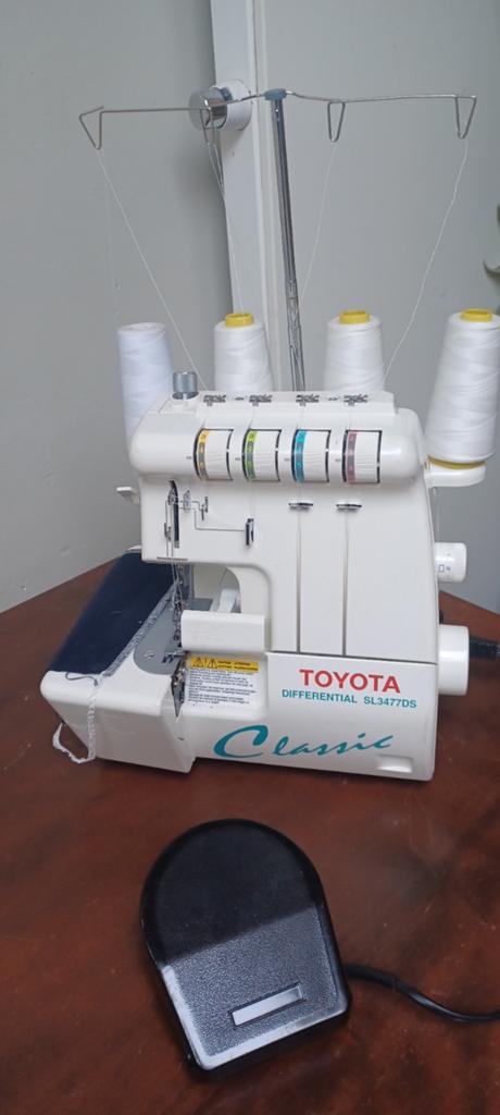 Differentieel overlock van Toyota, Hobby en Vrije tijd, Naaimachines en Toebehoren, Ophalen of Verzenden, Lockmachine