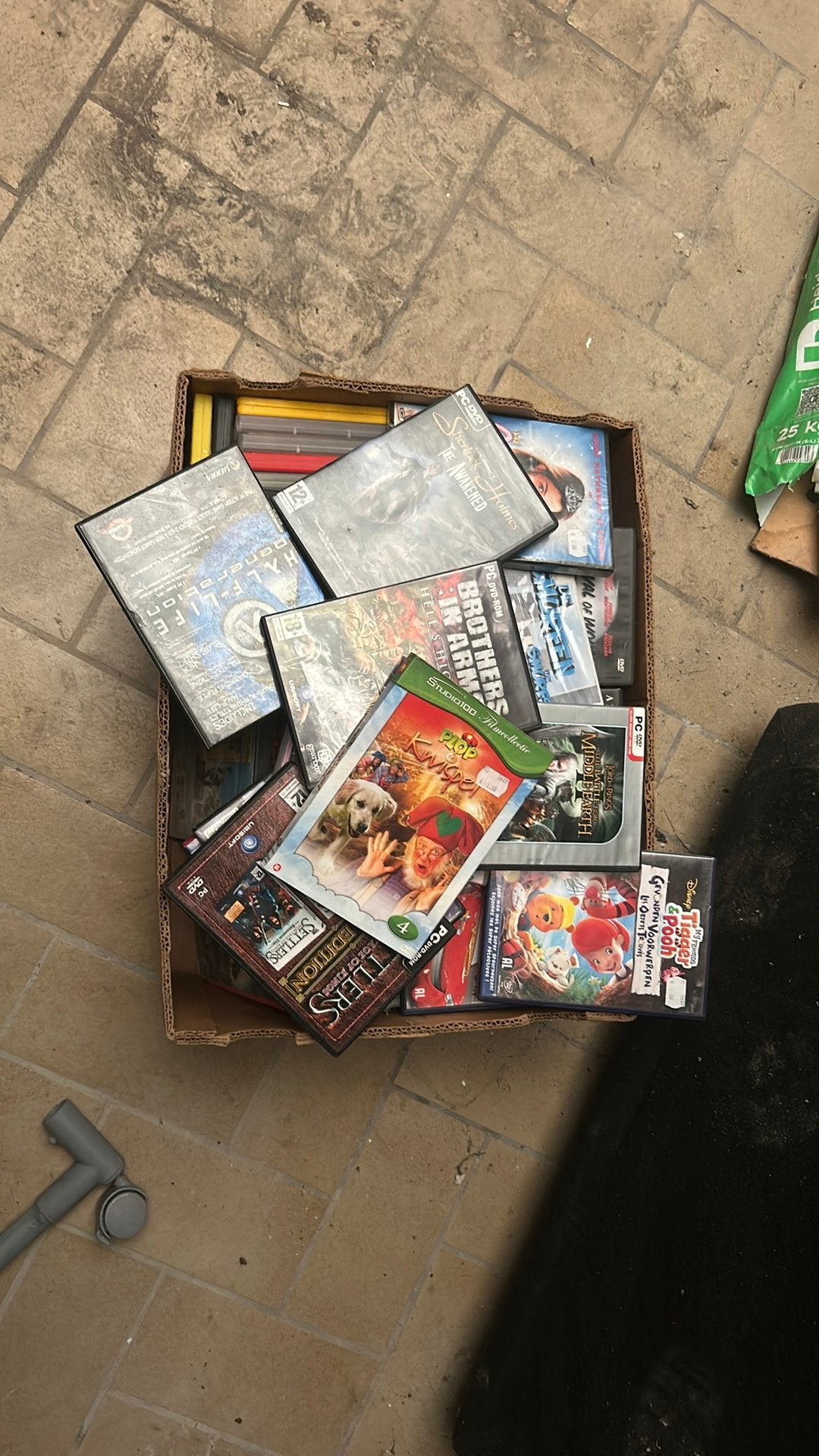 Doos met spelletjes films en series, Ophalen, Zo goed als nieuw