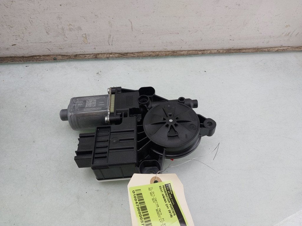 MOTEUR LEVE VITRE ELECTRIQUE Seat Arona (KJX) (01-2017/-), Robert Bosch AG, Utilisé, Seat, Robert-Bosch-Allee 1
74232  Abstatt, DE