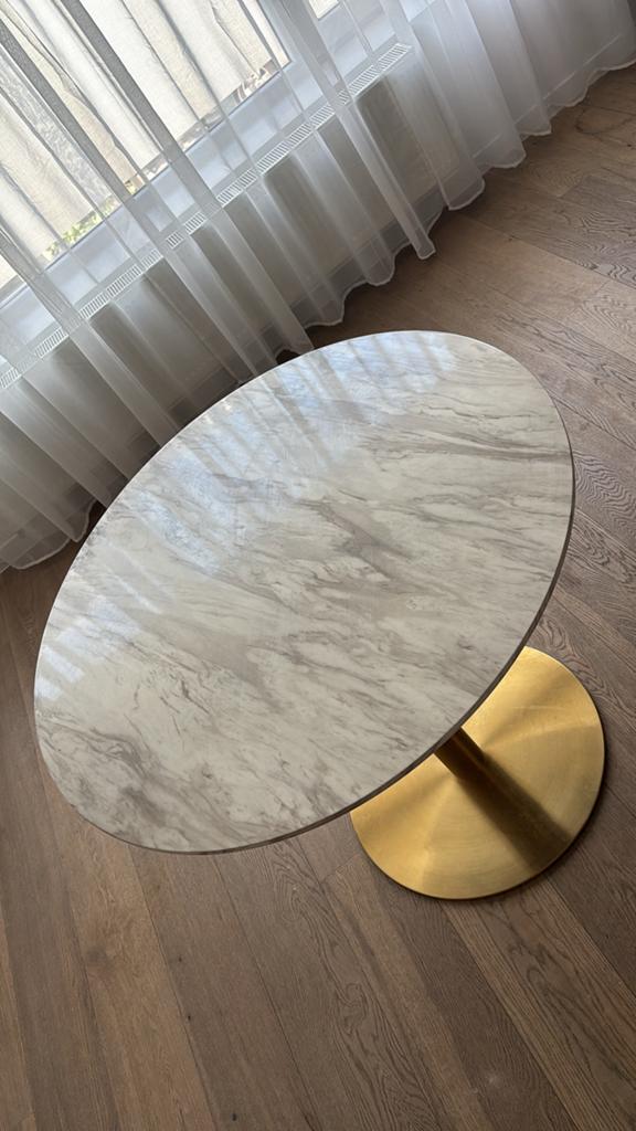 Marmerlook tafel met gouden onderstel, Huis en Inrichting, Ophalen, 50 tot 100 cm, Rond, Nieuw