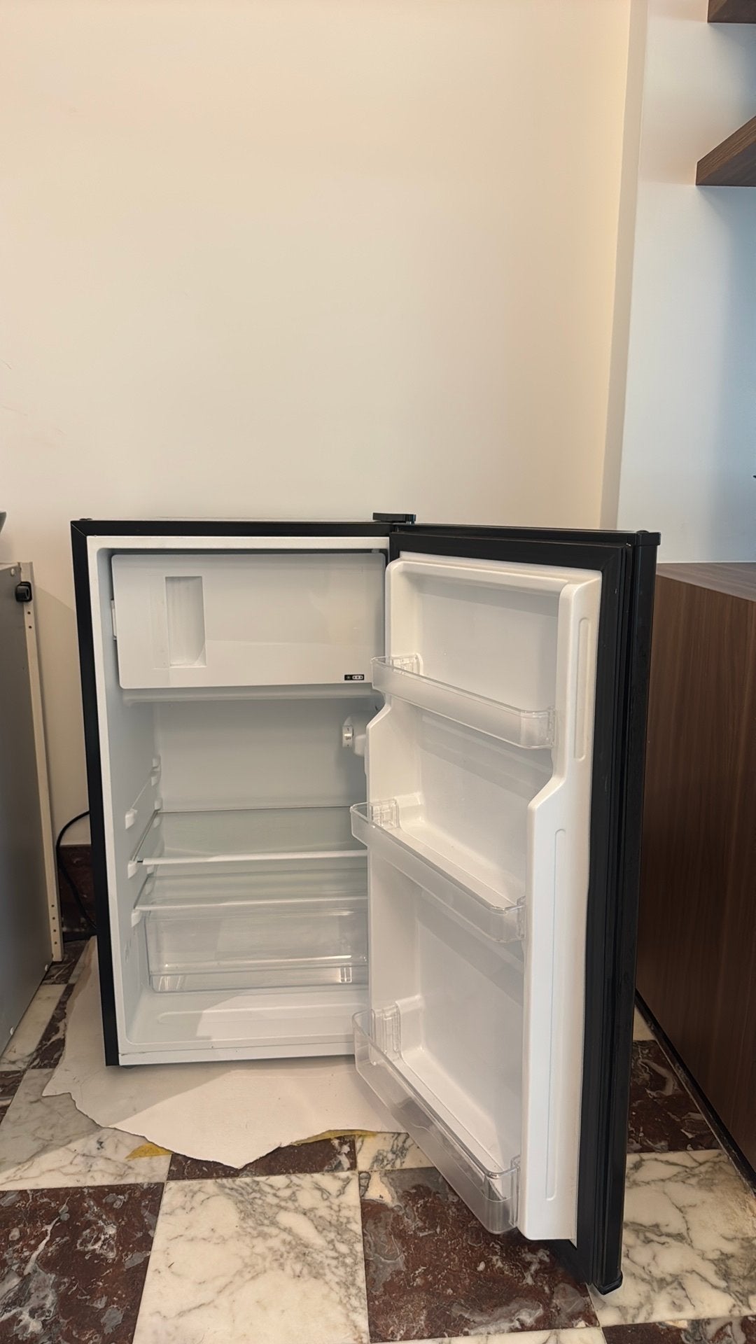 Kleine compacte zwarte koelkast primo, Elektronische apparatuur, Ophalen, Zo goed als nieuw, Met vriesvak, Minder dan 45 cm