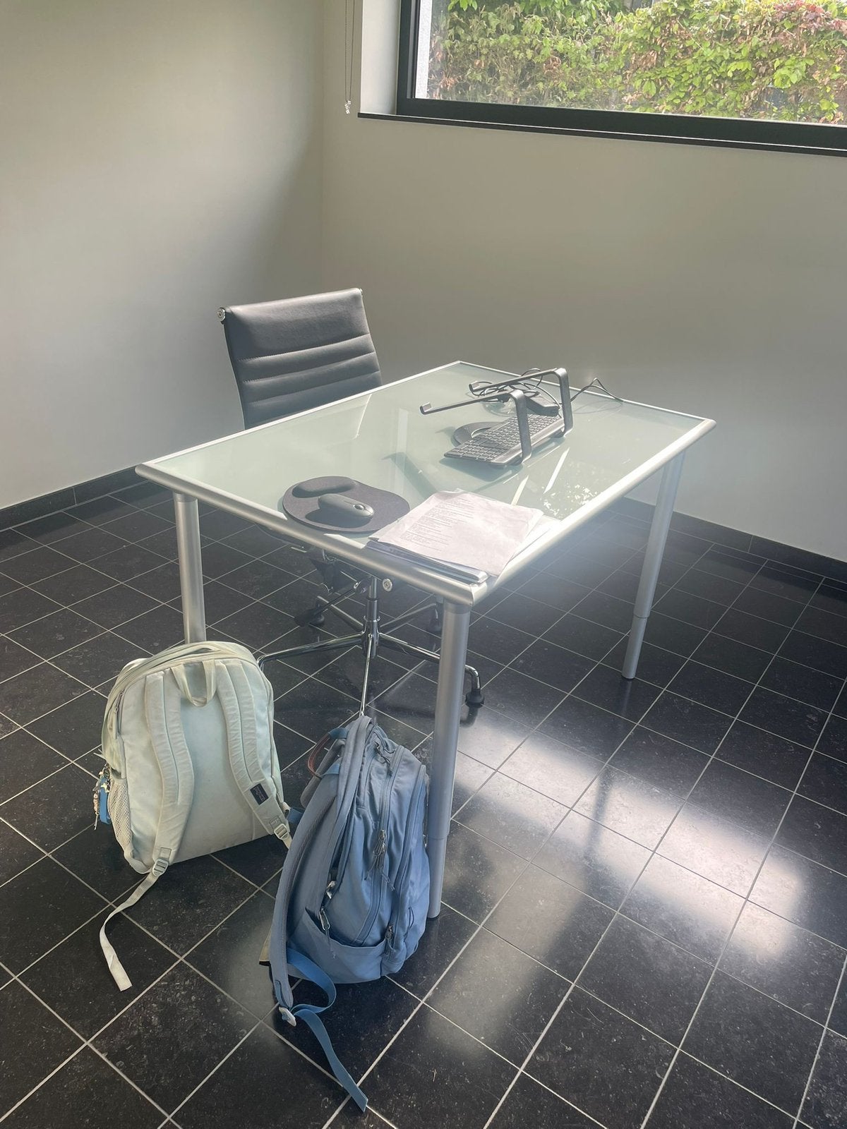 Klein bureau (glazen blad en verstelbare moten), Huis en Inrichting, Bureaus, Ophalen, Zo goed als nieuw