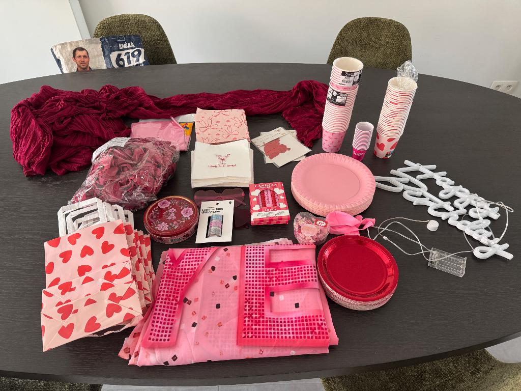 Verjaardagspakket rood - roze, Hobby & Loisirs créatifs, Articles de fête, Enlèvement ou Envoi