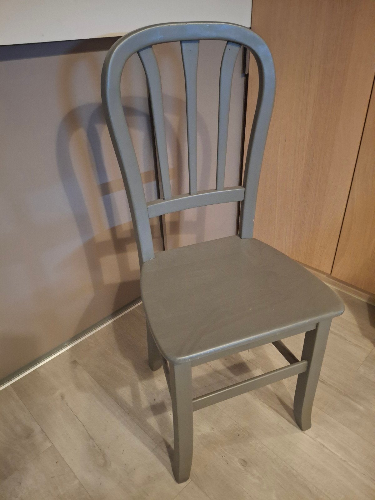 toffe grijze stoel, Huis en Inrichting, Stoelen, Ophalen of Verzenden, Zo goed als nieuw, Hout, Eén