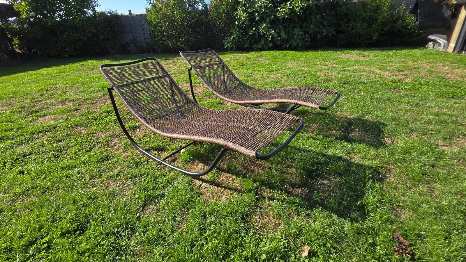 2 chaises longues métal noir, imitation rotan brun, Jardin & Terrasse, Chaises longues, Enlèvement, Comme neuf, Métal
