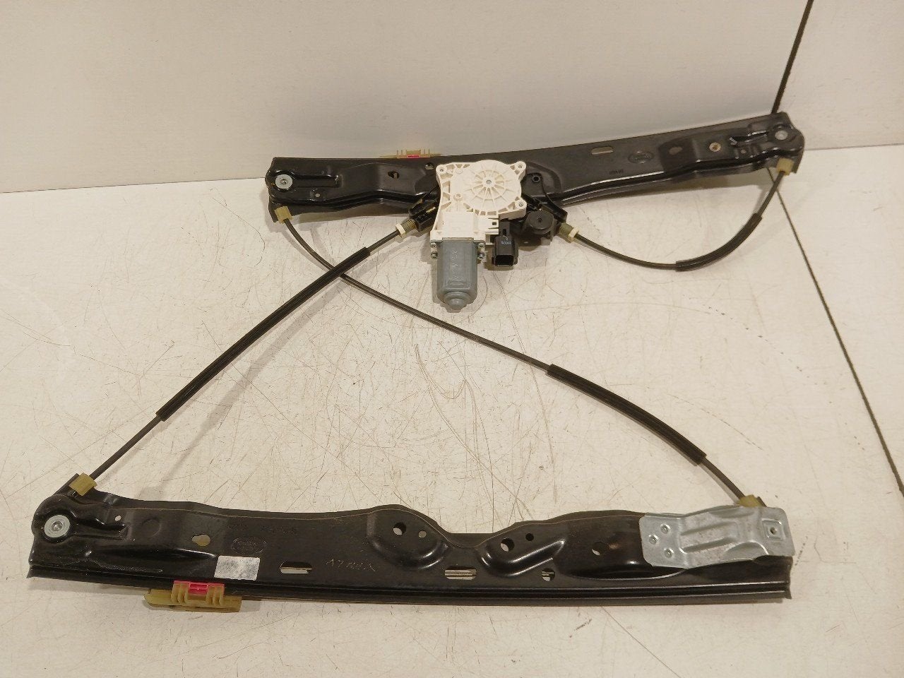Raammechaniek elektrisch links voor Land Rover Discovery, Onderdelen@venauto.nl, Van der Ven Autorecycling B.V., Ettenseweg 76, 4706 PB Roosendaal, The Netherlands