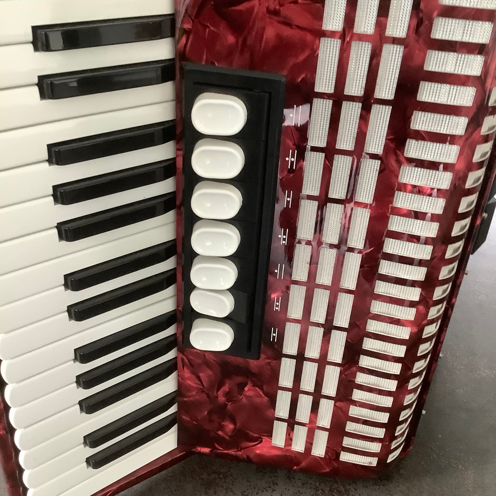 MOOIE ZO GOED ALS NIEUWE HOHNER ACCORDEON, Muziek en Instrumenten, Ophalen, 80-bas, Met koffer, Toetsaccordeon