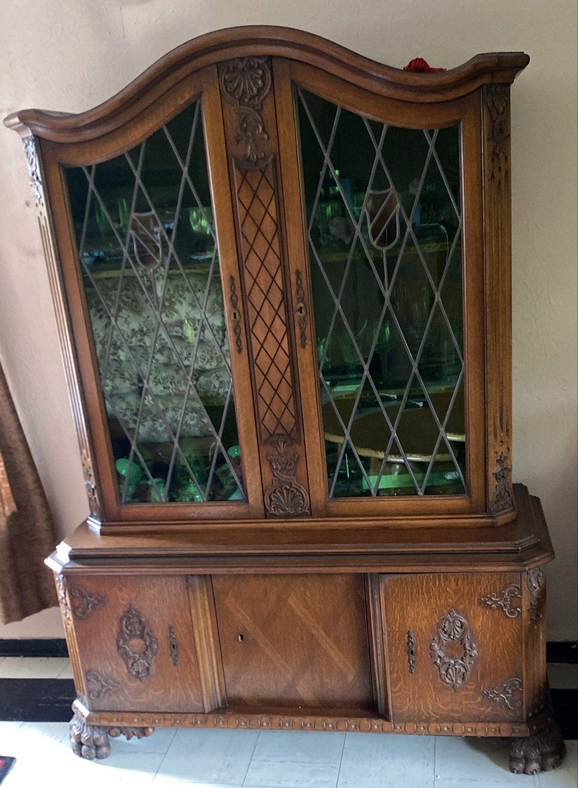 Élégant vaisselier ancien en bois sculpté – vitraux & décora, Enlèvement ou Envoi
