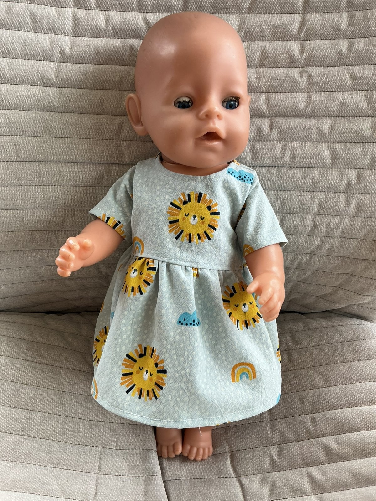 164. Babyborn: Nieuw groen jurkje met leeuwen, wolken ,…., Ophalen of Verzenden, Nieuw, Babypop