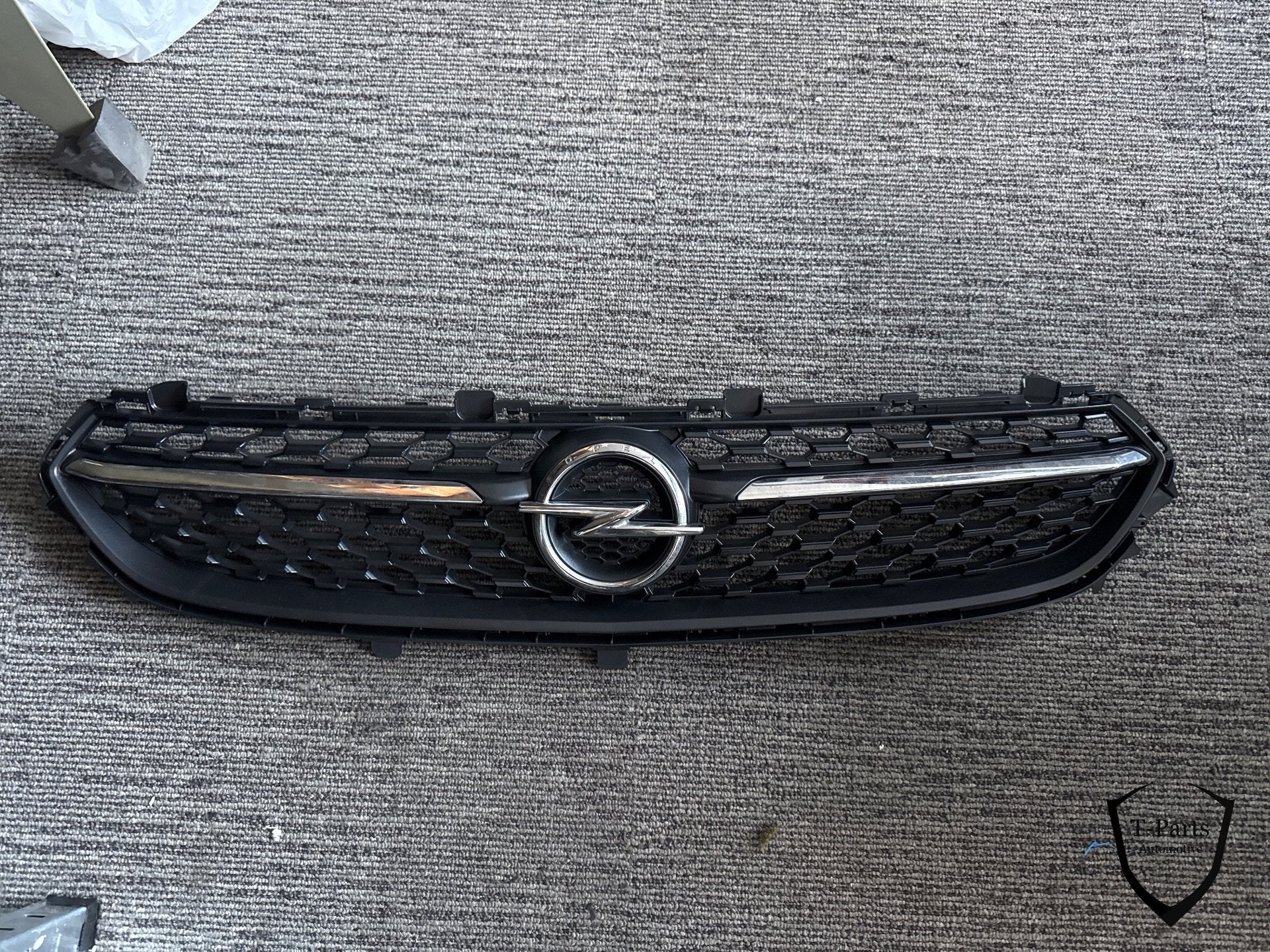 calandre Opel Corsa F coq 9829474480 pare-chocs avant 982947, Pare-chocs, Opel Automobile GmbH, Opel, Bahnhofsplatz 1
65423  Russelsheim am Main, DE