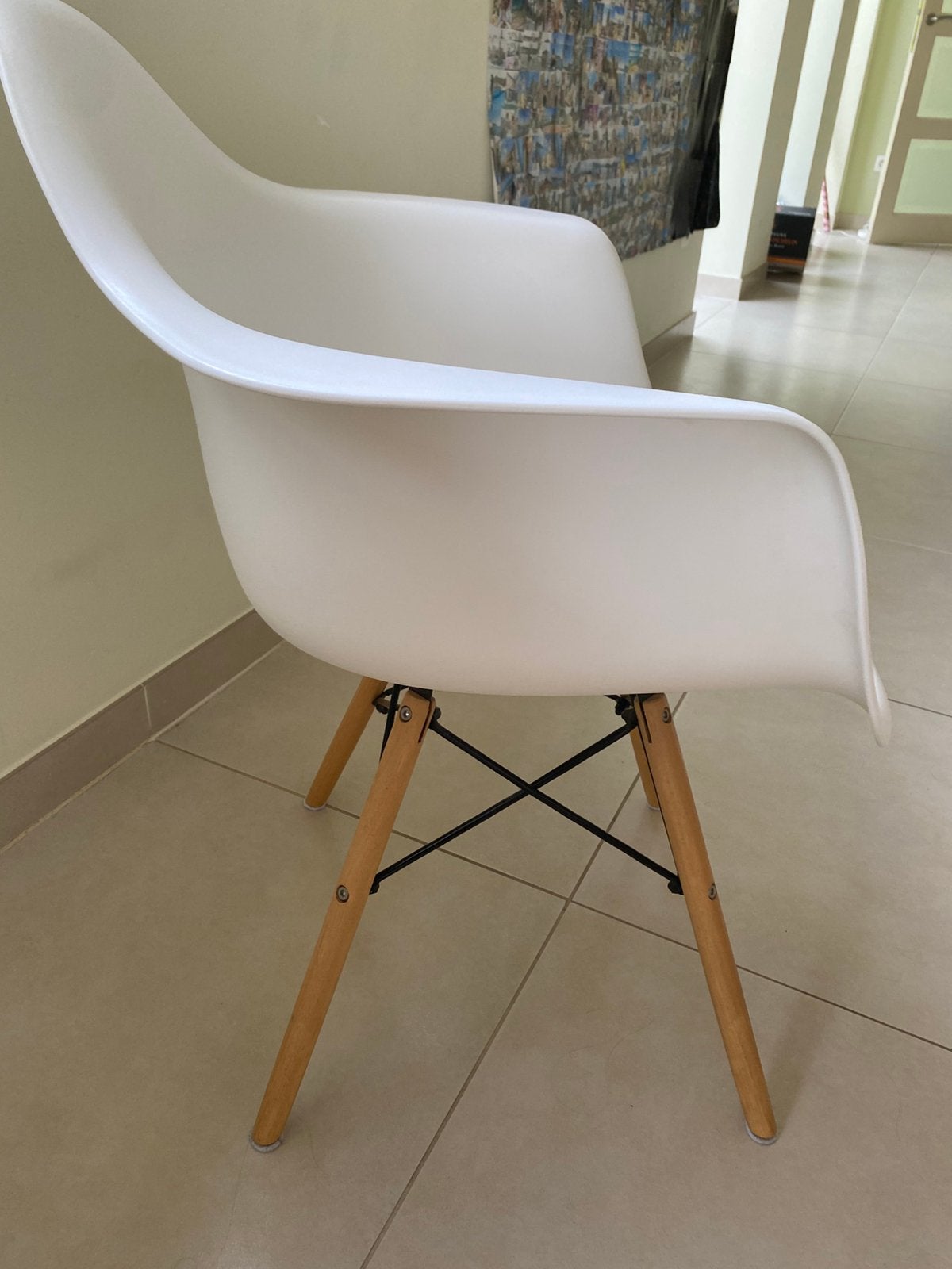 8 witte kuipstoelen met houten poten - Eames stijl, Huis en Inrichting, Stoelen, Ophalen, Zo goed als nieuw