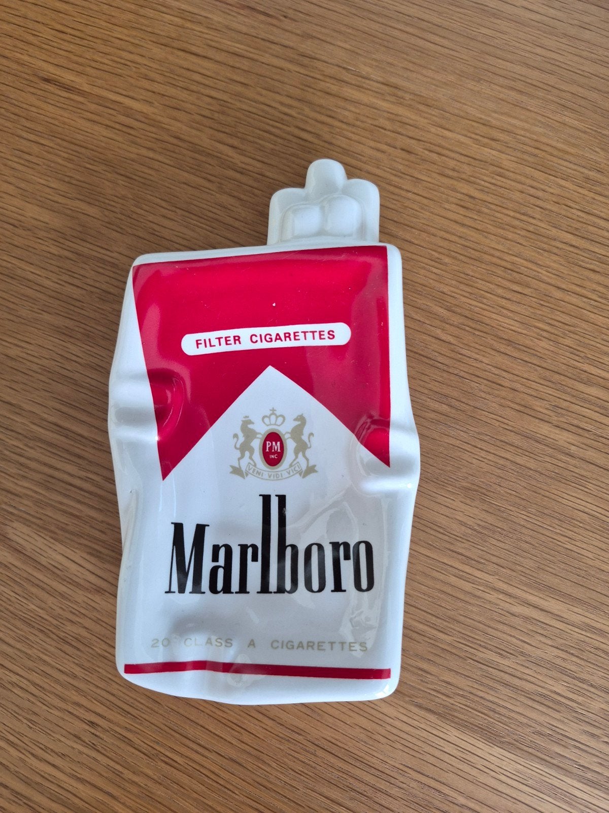 Marlboro asbak keramiek, Enlèvement, Cendrier