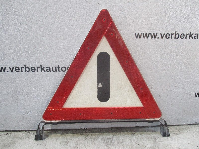 TRIANGLE DE SIGNALISATION URGENCE, Mercedes-Benz AG, Utilisé, Dialog.mb@mercedes-benz.com, Mercedesstraße 120
70372  Stuttgart, DE
