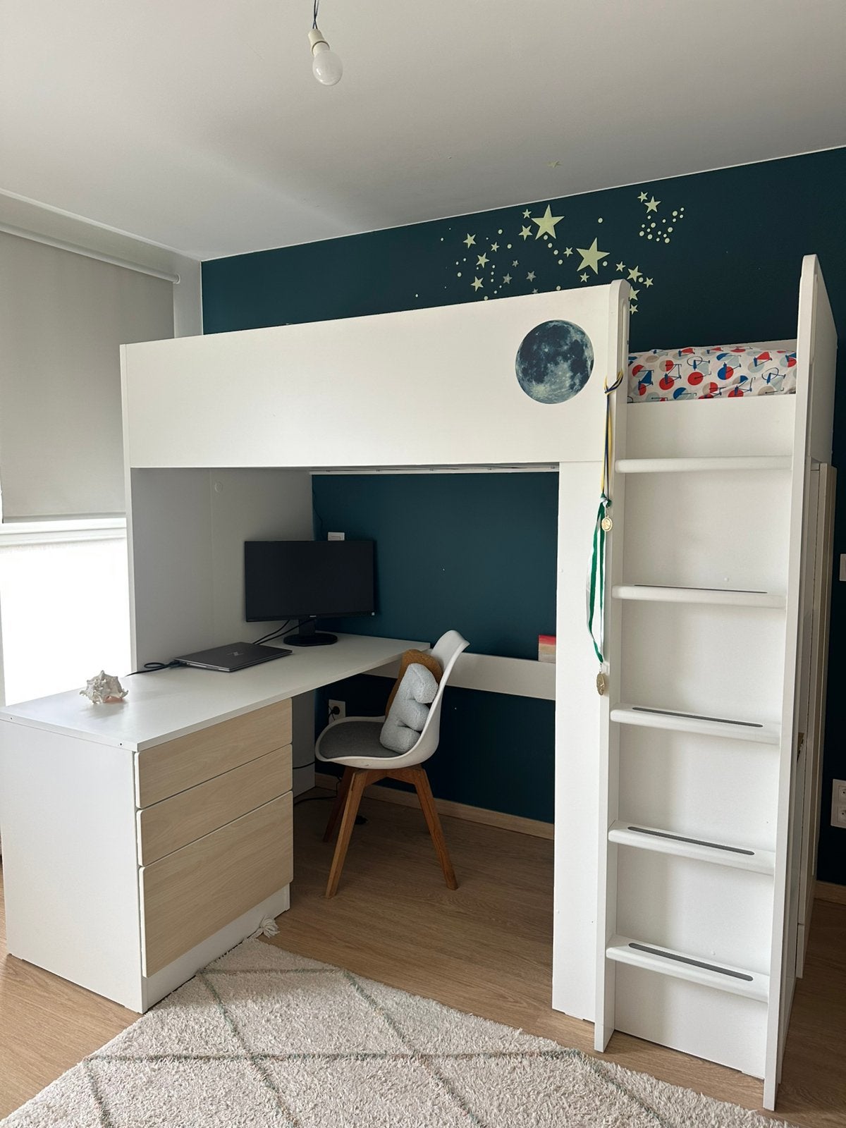 IKEA hoogslaper met bureau, kast en matras, Kinderen en Baby's, Kinderkamer | Stapelbedden en Hoogslapers, Zo goed als nieuw, Hoogslaper