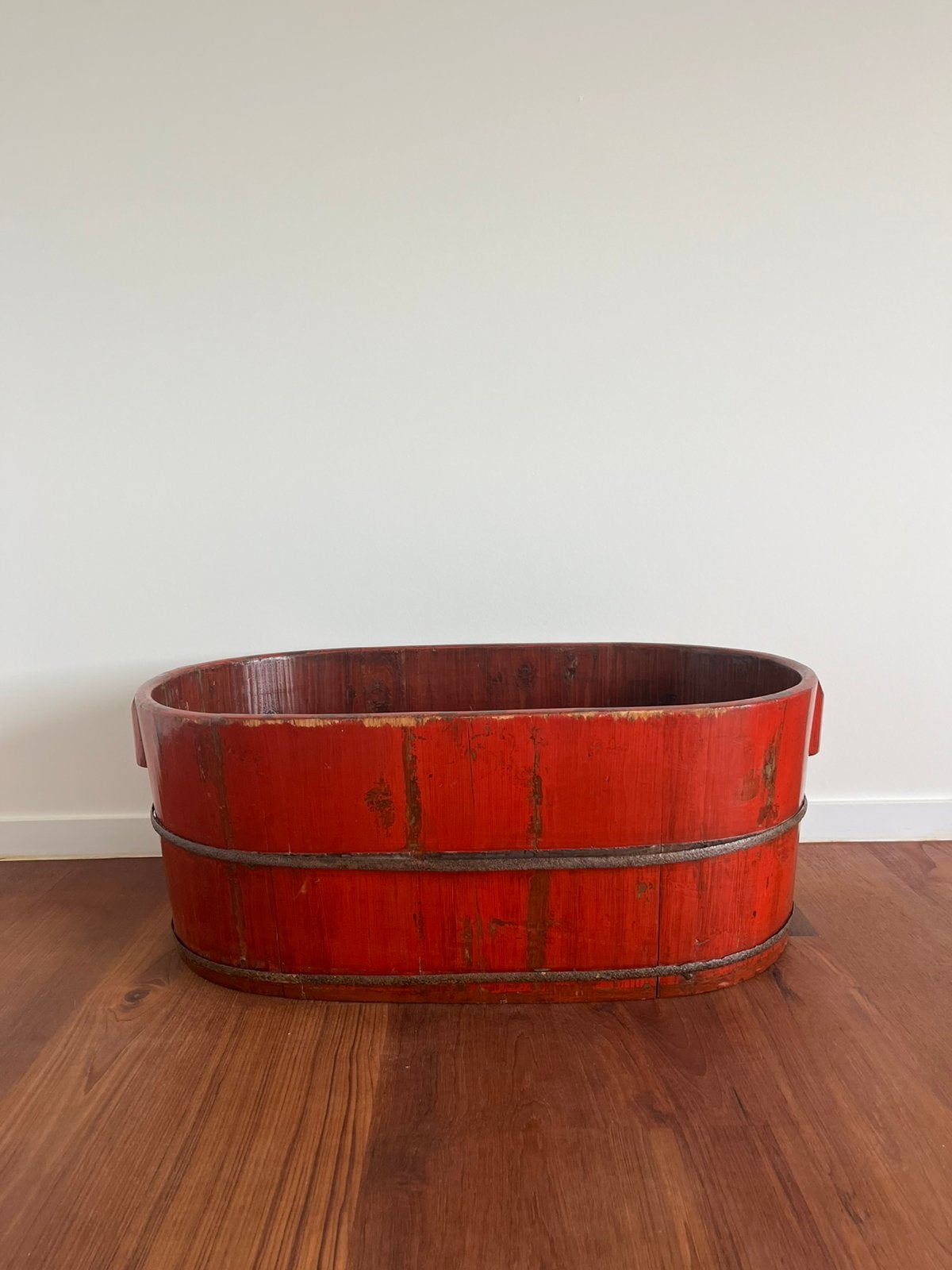 Antieke Chinese houten rijstmand / wastobbe – rood gelakt, Antiek en Kunst, Ophalen