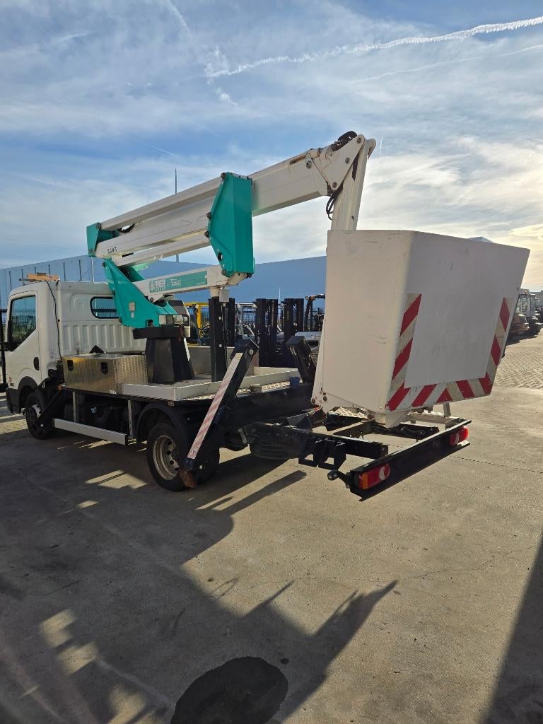 Nissan NT400, Articles professionnels, Machines & Construction | Grues & Excavatrices, Enlèvement, Plateforme élévatrice