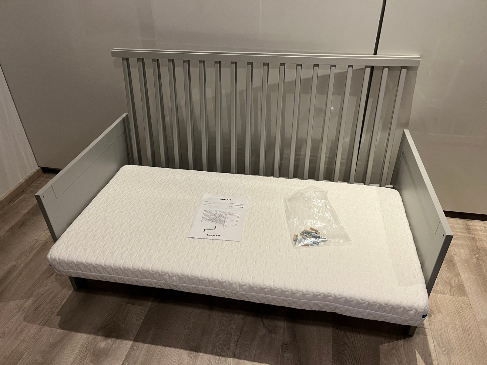Europe baby sarah babybed grijs 70 x 140 met toebehoren, 70 tot 85 cm, 140 tot 160 cm, Zo goed als nieuw, Ophalen