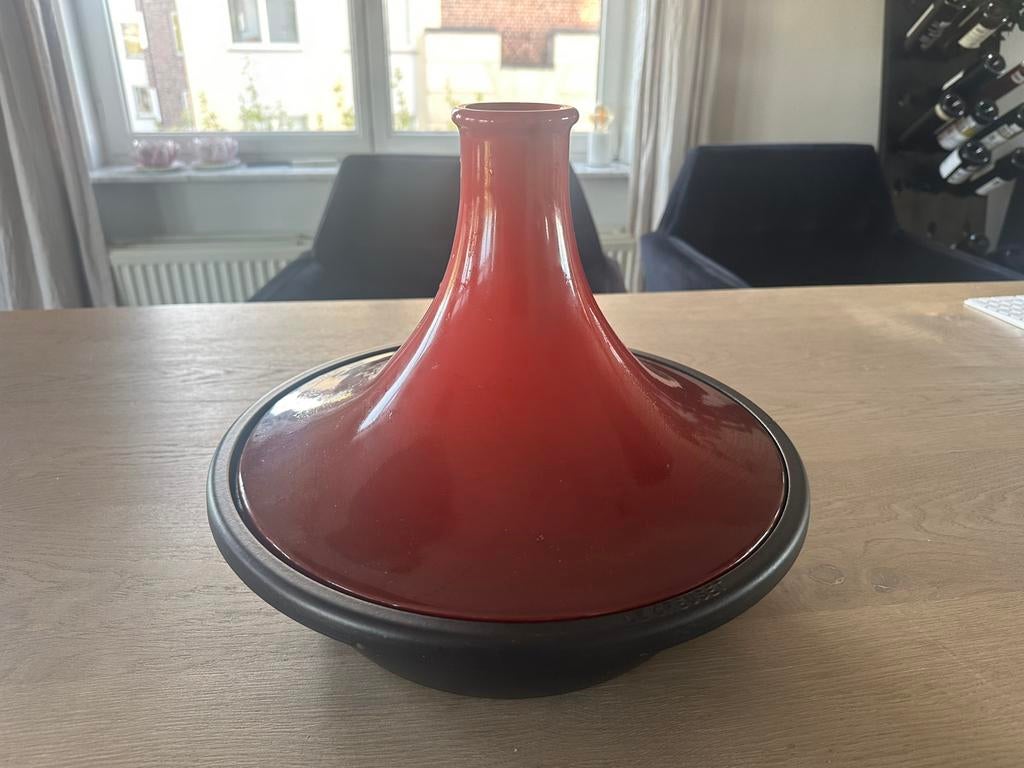 Le Creuset tajine 35 cm kleur kersenrood, Huis en Inrichting, Ophalen of Verzenden, Zo goed als nieuw, Le Creuset