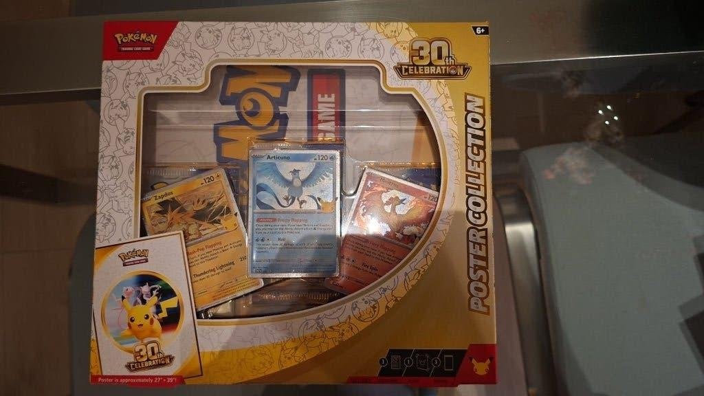 Pokemon 30th celebrations poster collection, Ophalen of Verzenden, Nieuw, Boosterbox