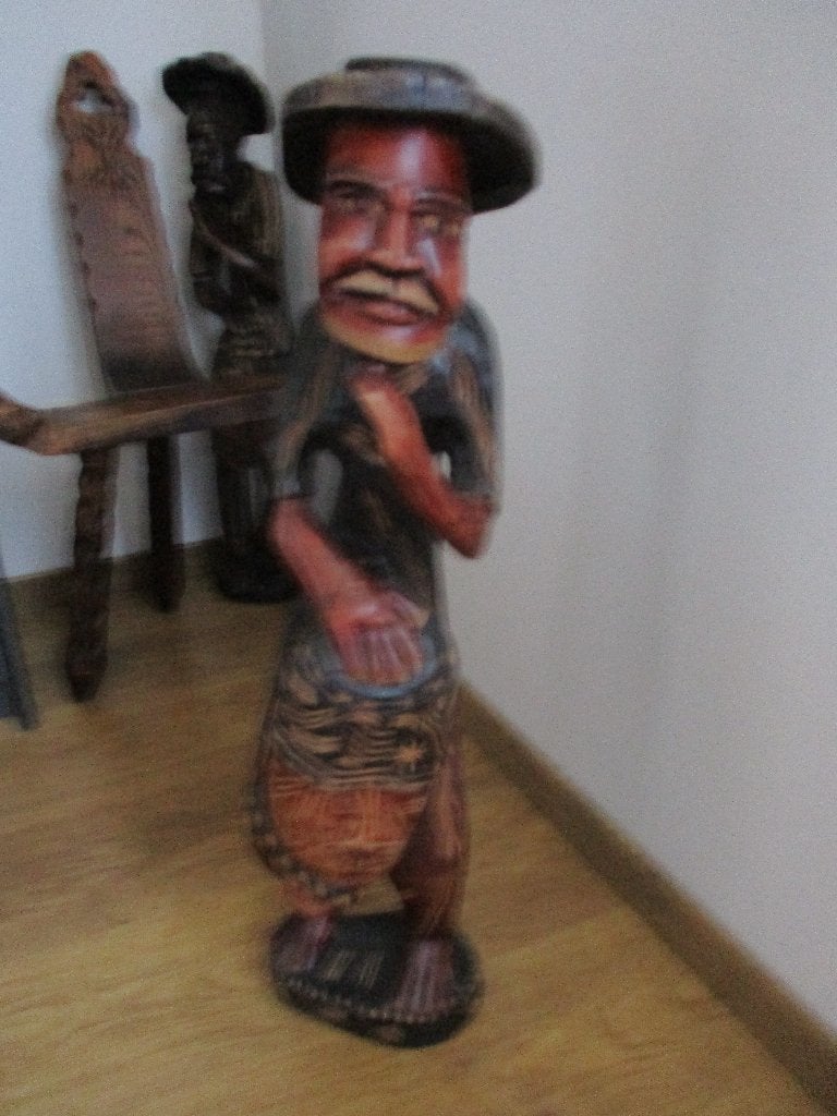 Afrikaans beeld "man met djembe", Ophalen, 50 - 100 cm, Beeld, Hout