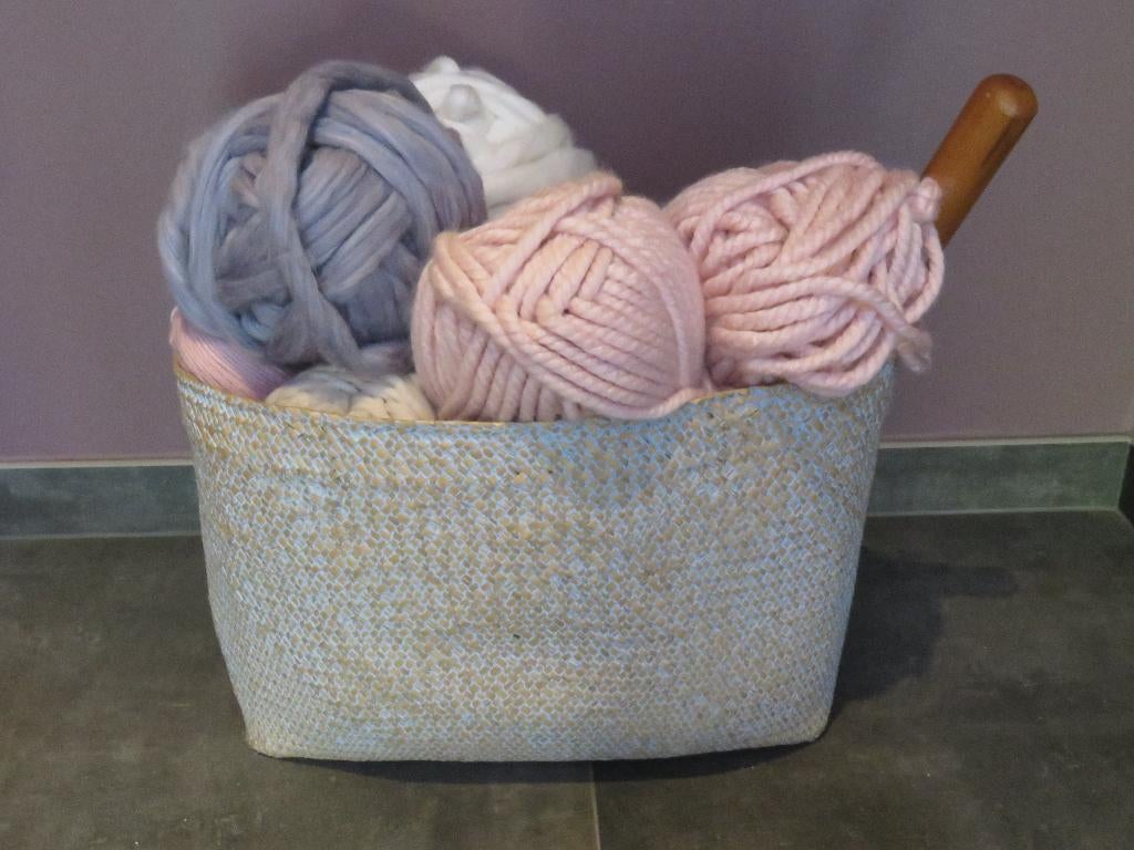 lot, mand met bollen wol en houder breinaalden, Hobby en Vrije tijd, Ophalen of Verzenden, Zo goed als nieuw, Breien of Haken