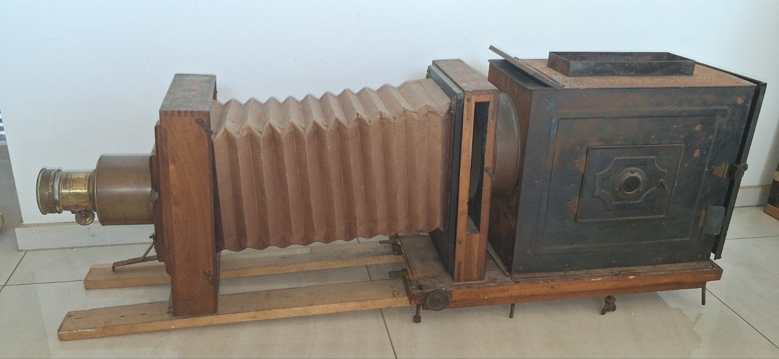 Très grande caméra de cinéma ancienne, Enlèvement ou Envoi