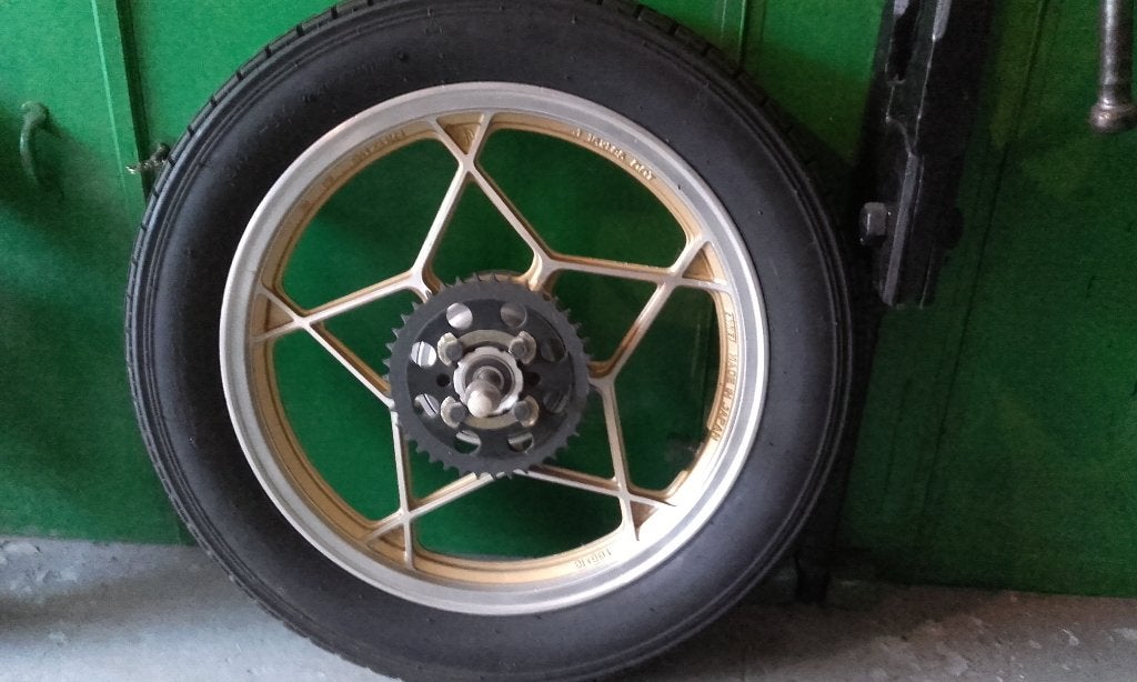 suzuki ZR50 / GT50 une roue arrière en 16 complète état NEUF, Enlèvement, Comme neuf