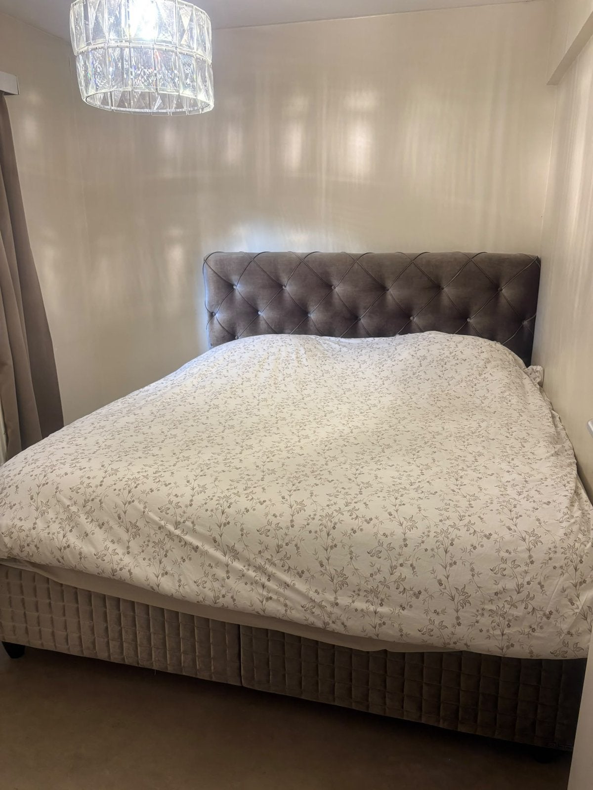 Lit avec boxspring 1m80 sur 2m / couleur champagne taupe, Maison & Meubles, Enlèvement, Comme neuf