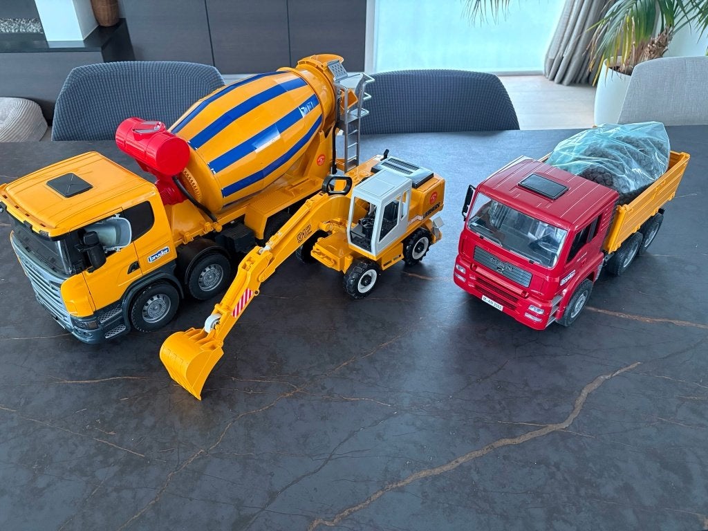 Bruder truck met graafmachine en betonmixer, Ophalen, Zo goed als nieuw