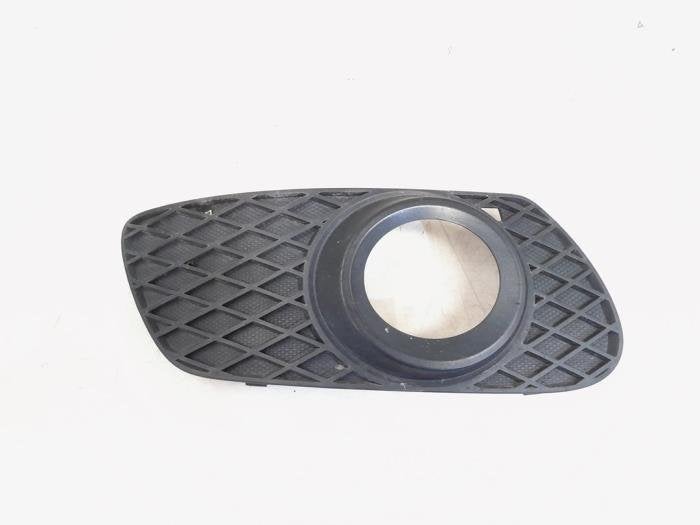 Plaque de protection feu antibrouillard droit d'un Mercedes, Autos : Pièces & Accessoires, Éclairage, Mercedes-Benz, Utilisé, 3 mois de garantie