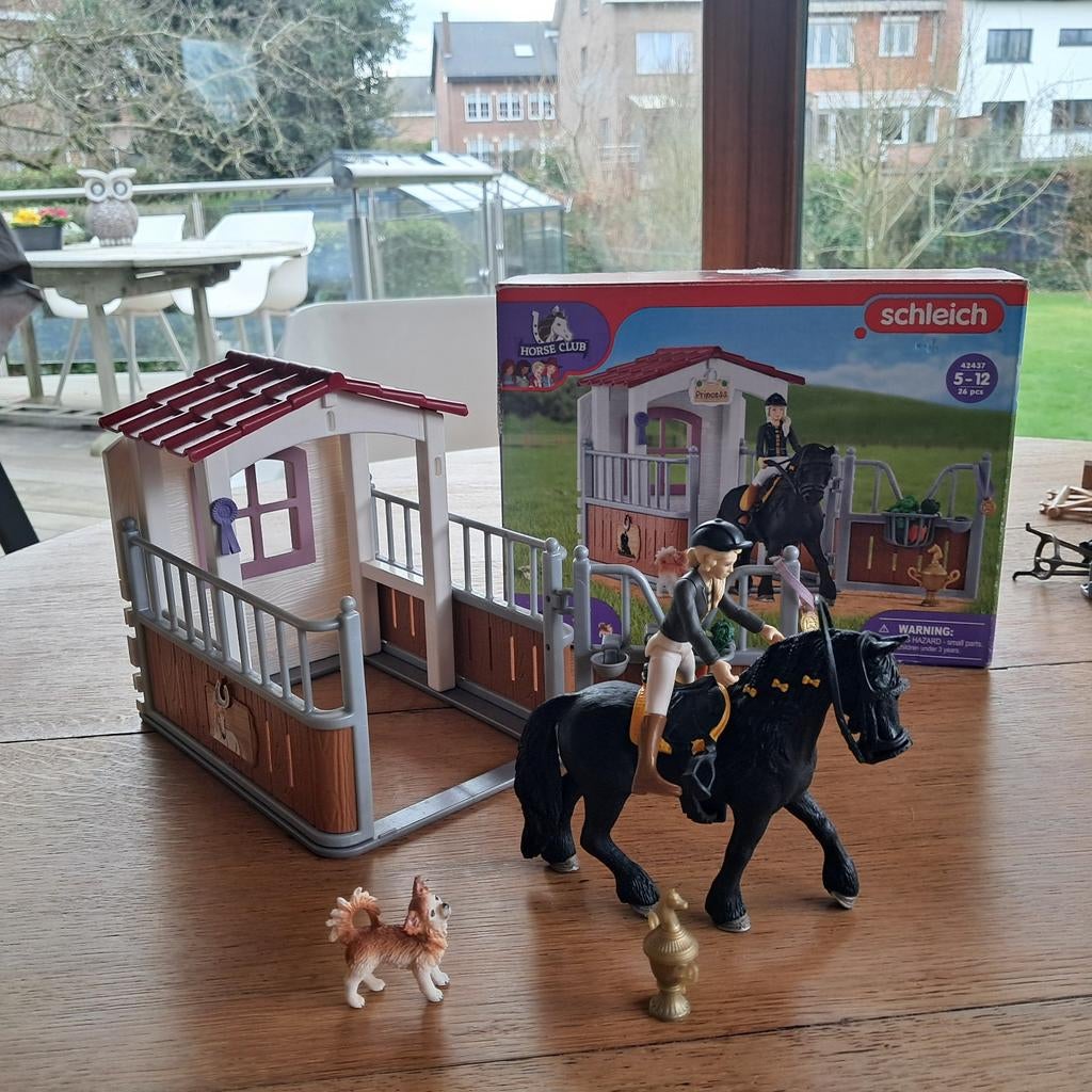 Schleich 1 cheval de dressage et son box, Cheval