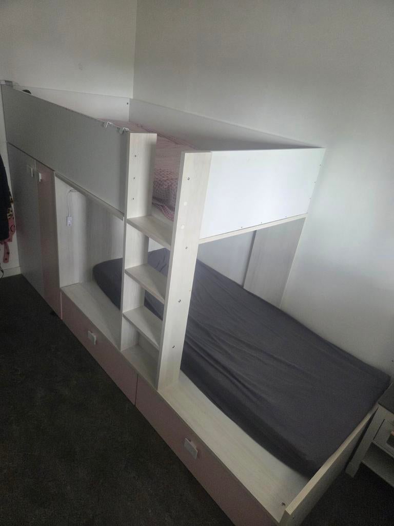 Stapelbed met een kastje, Immo