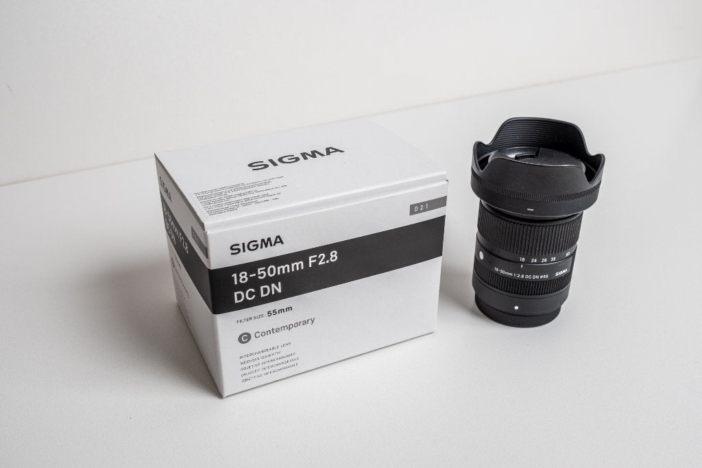 Objectif zoom Sigma 18-50 mm f/2.8 pour Fujifilm, Fujifilm, Comme neuf, Filtre inclus, Enlèvement ou Envoi