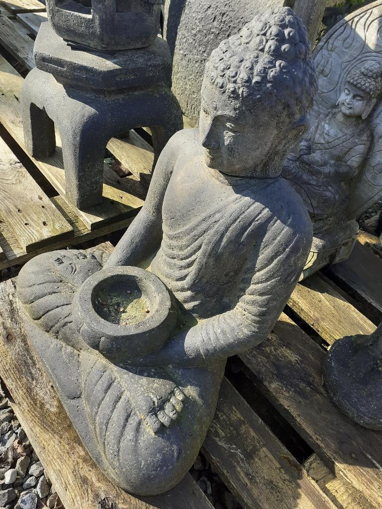 BUDDHA MET EEN GERECONSTITUEERDE STENEN KOM, Ophalen, Zo goed als nieuw, Overige materialen, Boeddhabeeld