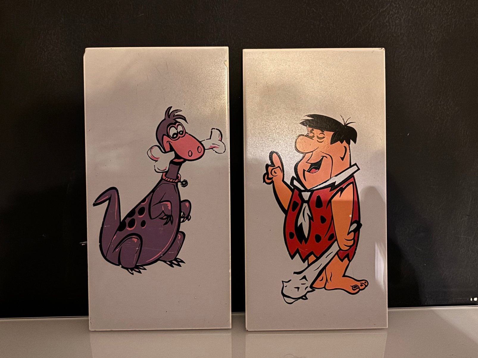 Fred Flintstone & Dino tegel 10x20cm Mosa&label Huyghebaert, Enlèvement ou Envoi, Utilisé, TV, Ustensile