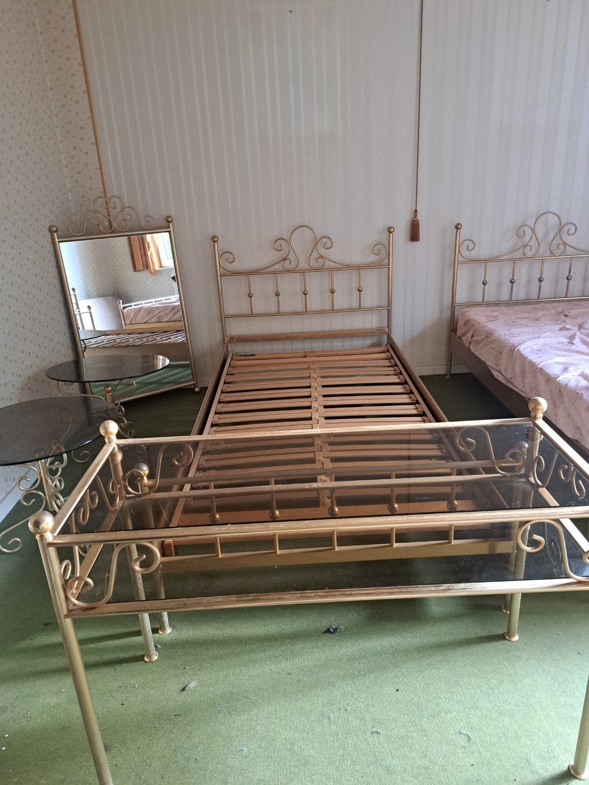 Ensemble 2 lits  fer forgé, 2 tables de nuit , Miroir, et pt, Enlèvement