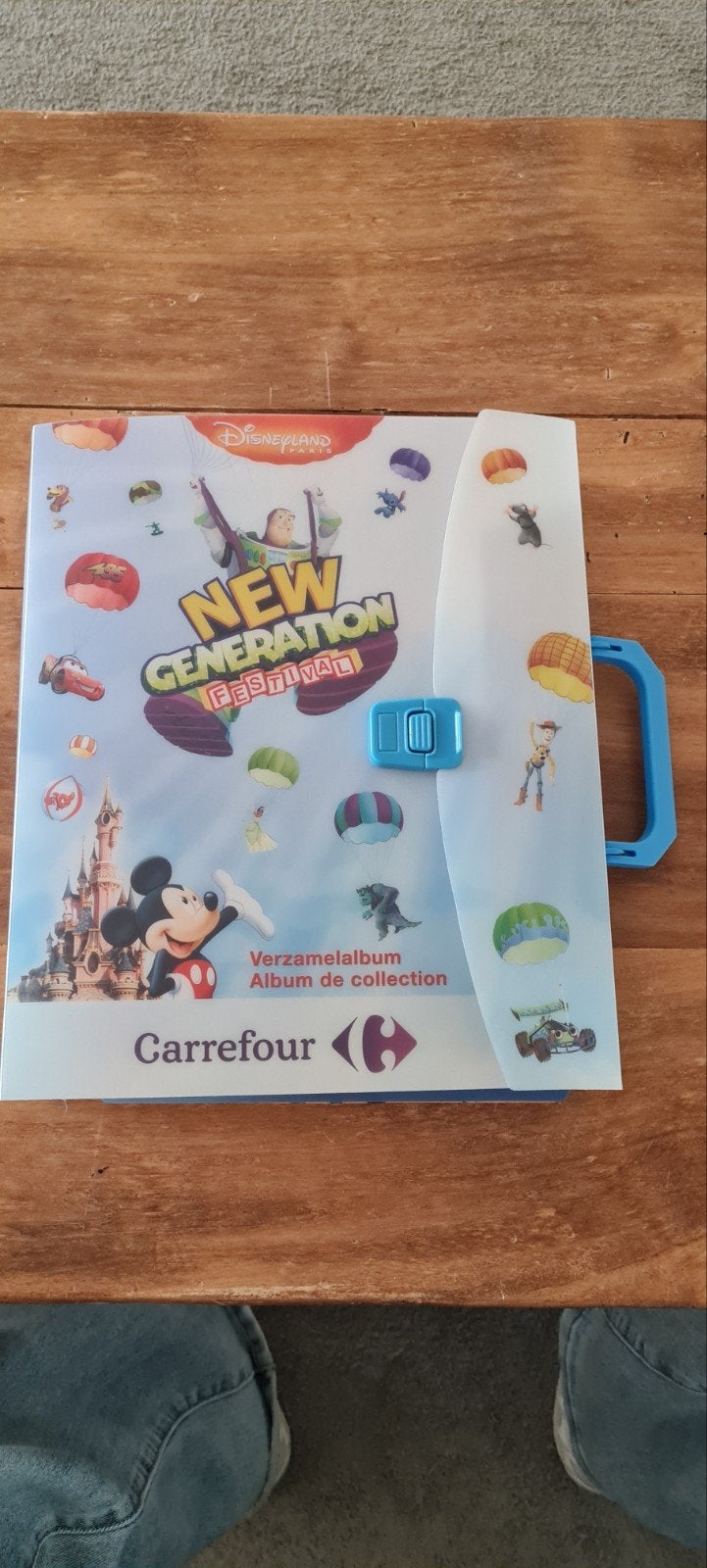 Album Collector Pin's Disney Carrefour 2010 – New Generation, Enlèvement