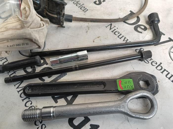 Ophangmechaniek reservewiel van een Mercedes Vito, Gebruikt, -, Ophalen of Verzenden, -