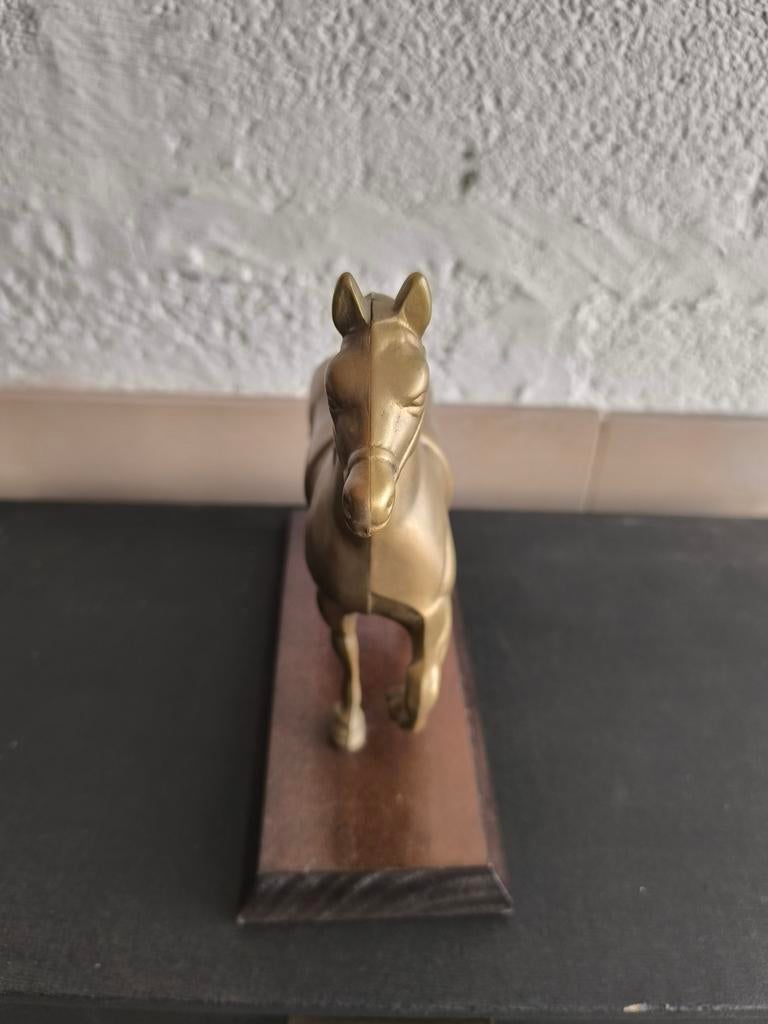 Statue cheval en laiton, Enlèvement