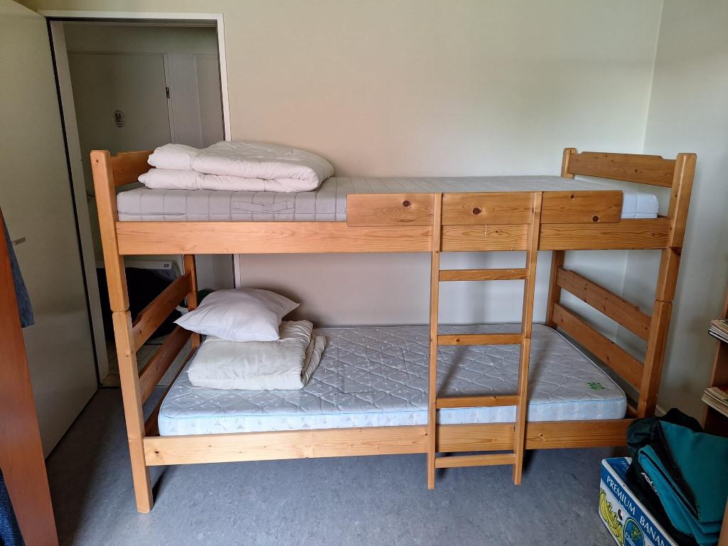 Mooi houten stabelbed met toebehoren, in goeie staat!, Enlèvement, Utilisé, Lits superposés