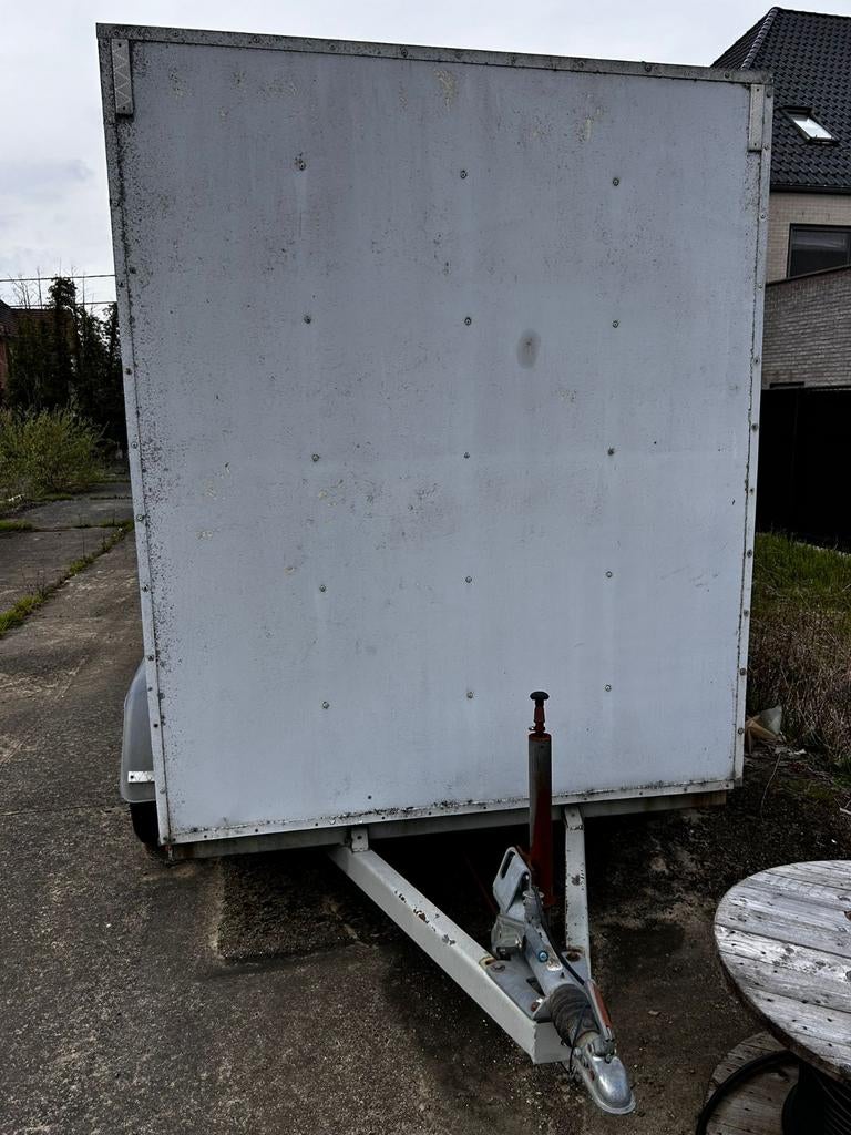 Gesloten aanhangwagen, Ophalen
