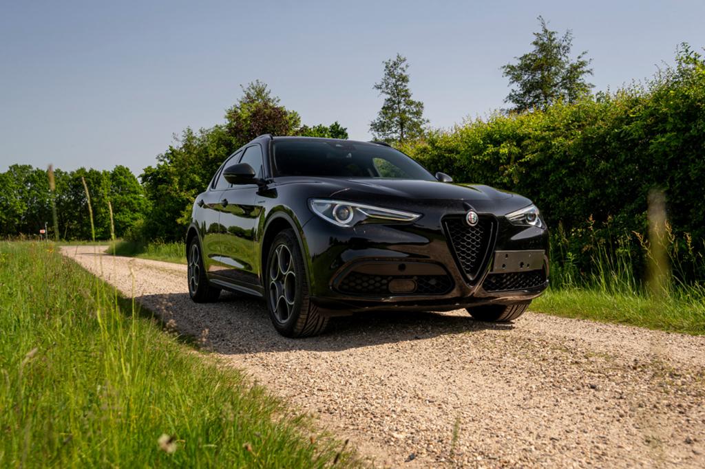 Mooie nette Alfa Stelvio Veloce, Auto's, Alfa Romeo, Automaat, Achterwielaandrijving, 4 cilinders, Zwart