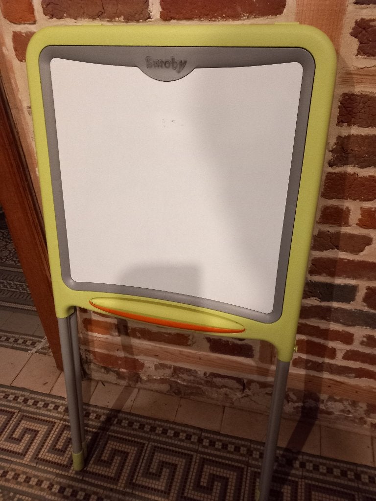 Tableau enfant et aimants, Enfants & Bébés, Jouets | Tables de jeux, Enlèvement